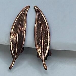 Vintage copper climber leaf earrings.